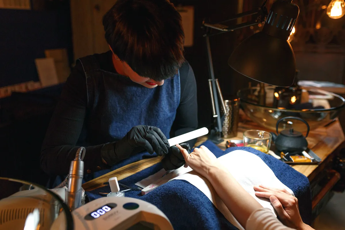 servicio de manicura en el espacio isaac salido, realizamos esmaltado permanente, tradicional y tratamiento gel para las uñas